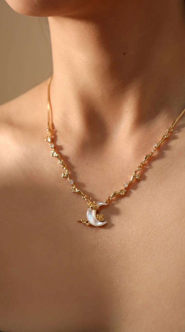 Selene - Colar Charm de Lua Crescente