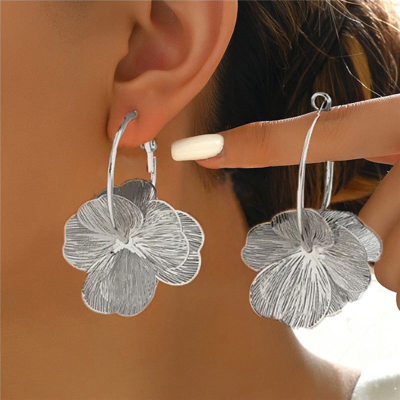 Flora Dangle — Brincos Pendentes com Flor 3D
