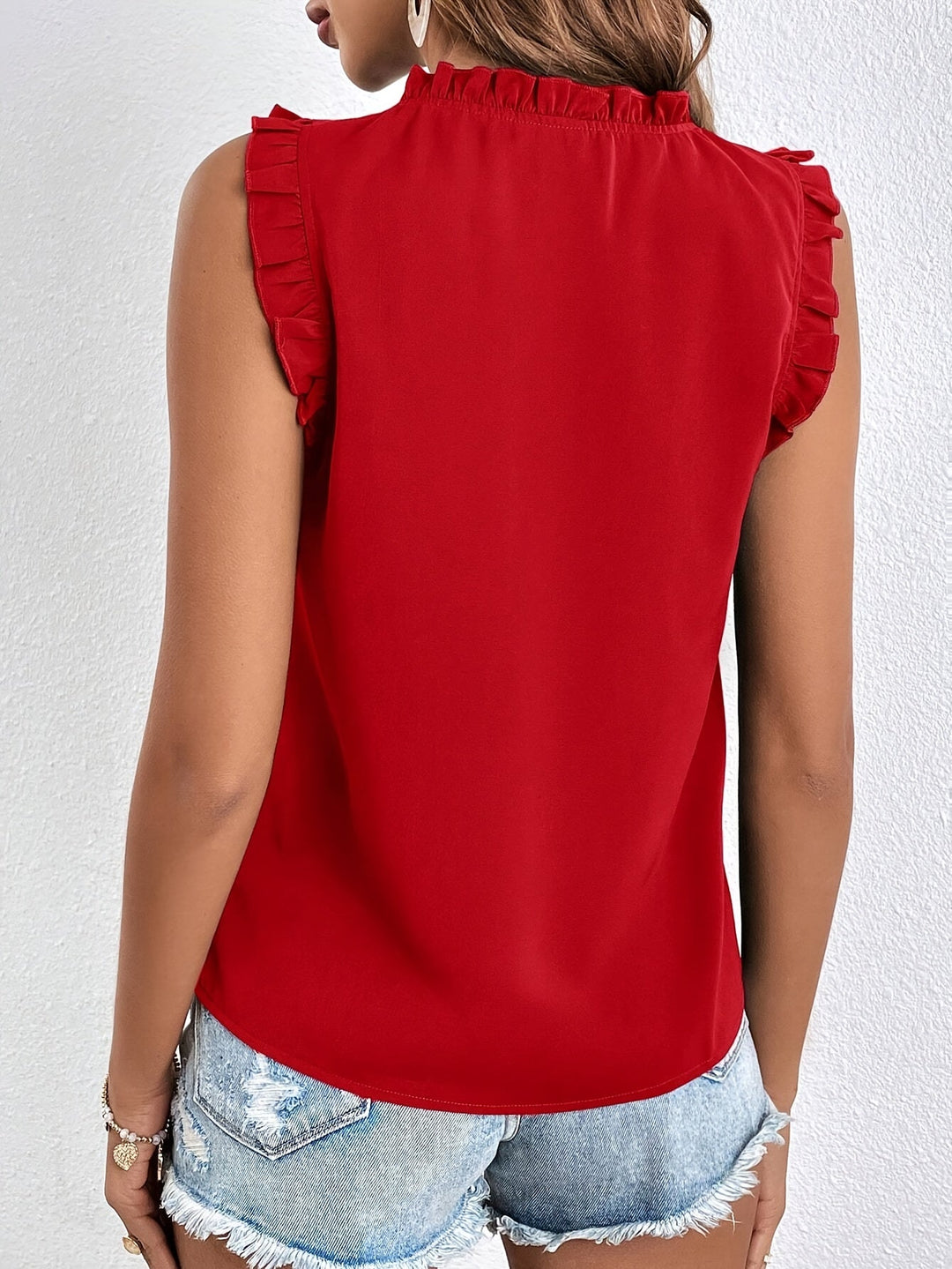 Blusa Sem Mangas com Folhos e Laço no Pescoço