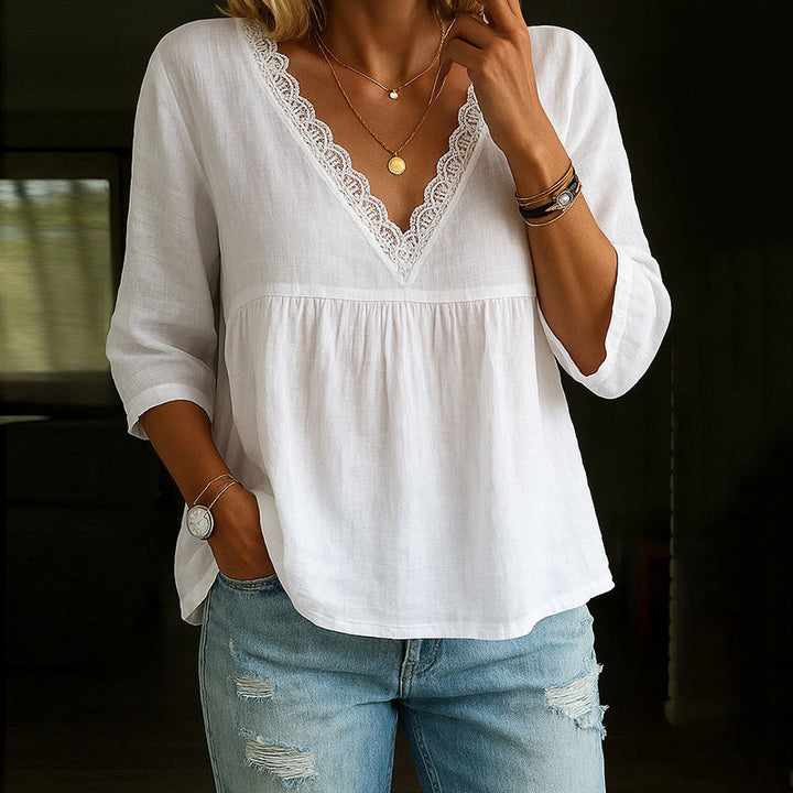 Blusa com Decote em V, Mangas 3/4 e Remate de Renda