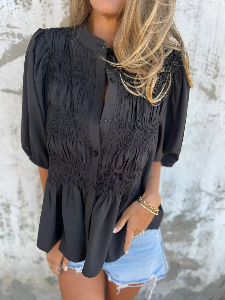 Blusa Abotoada com Corpete Franzido e Mangas Bufantes