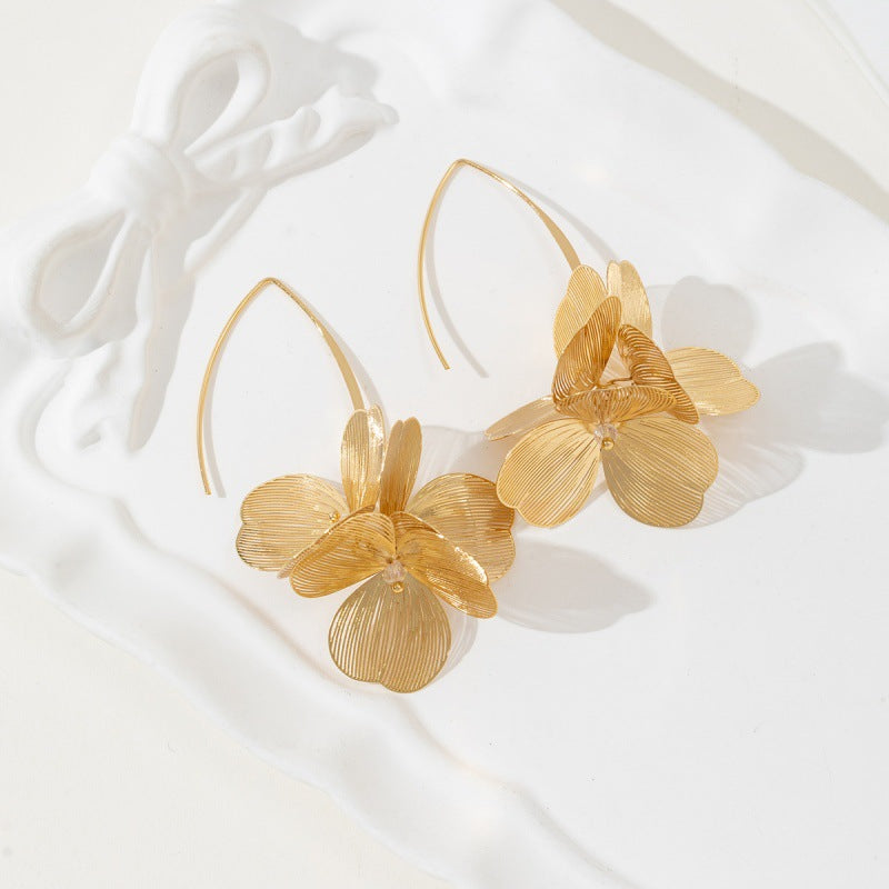 Flora Dangle — Brincos Pendentes com Flor 3D