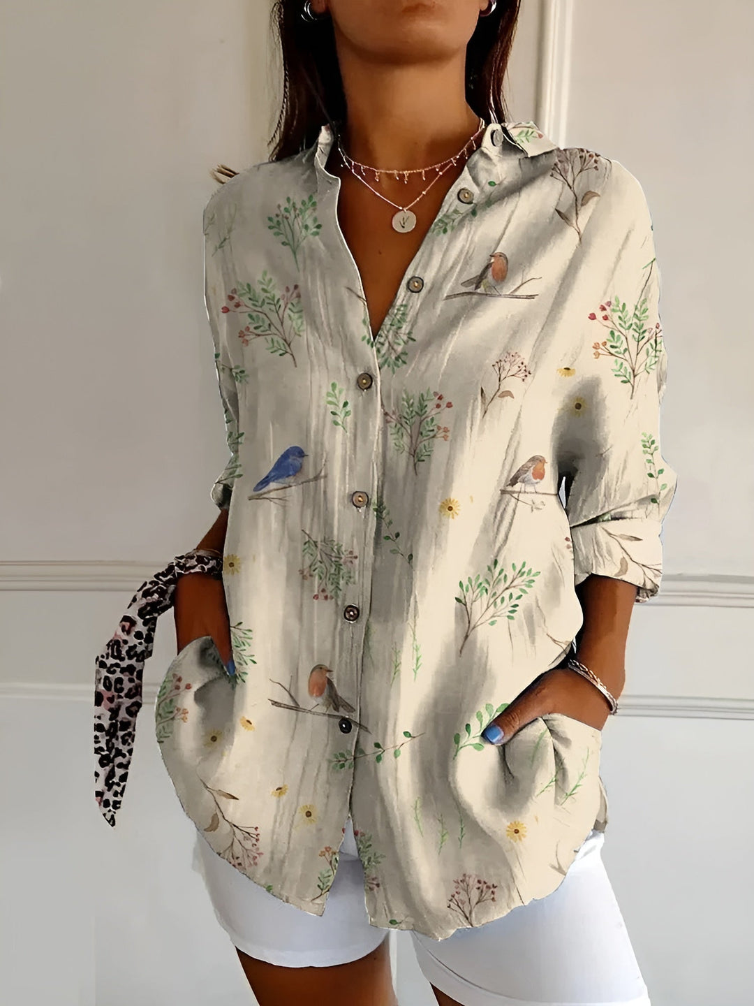 Blusa Floral Abotoada com Mangas Compridas e Corte Folgado