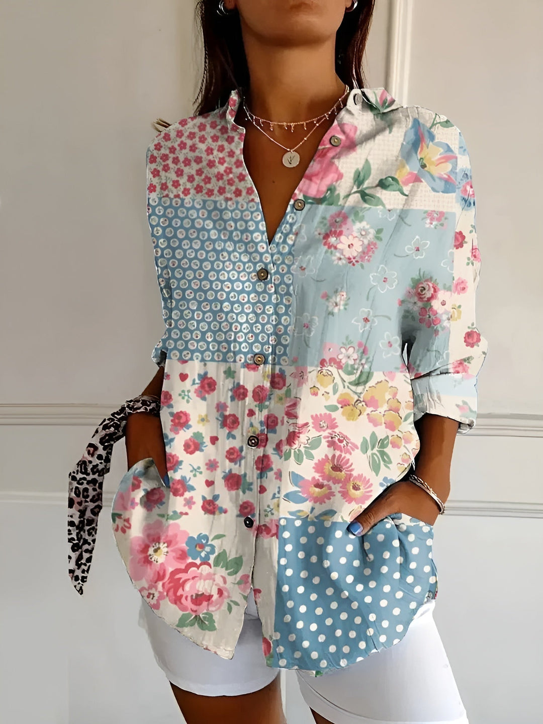 Blusa Floral Abotoada com Mangas Compridas e Corte Folgado