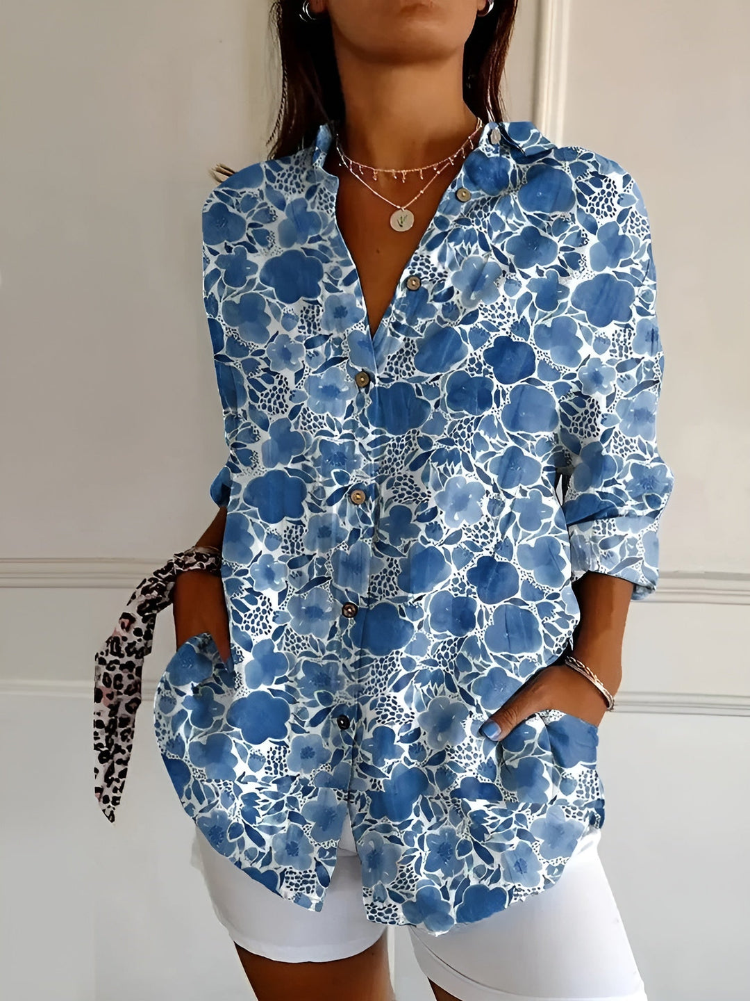 Blusa Floral Abotoada com Mangas Compridas e Corte Folgado