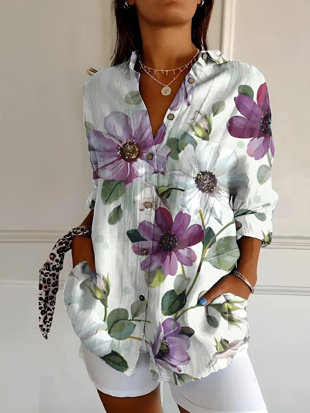 Blusa Floral Abotoada com Mangas Compridas e Corte Folgado