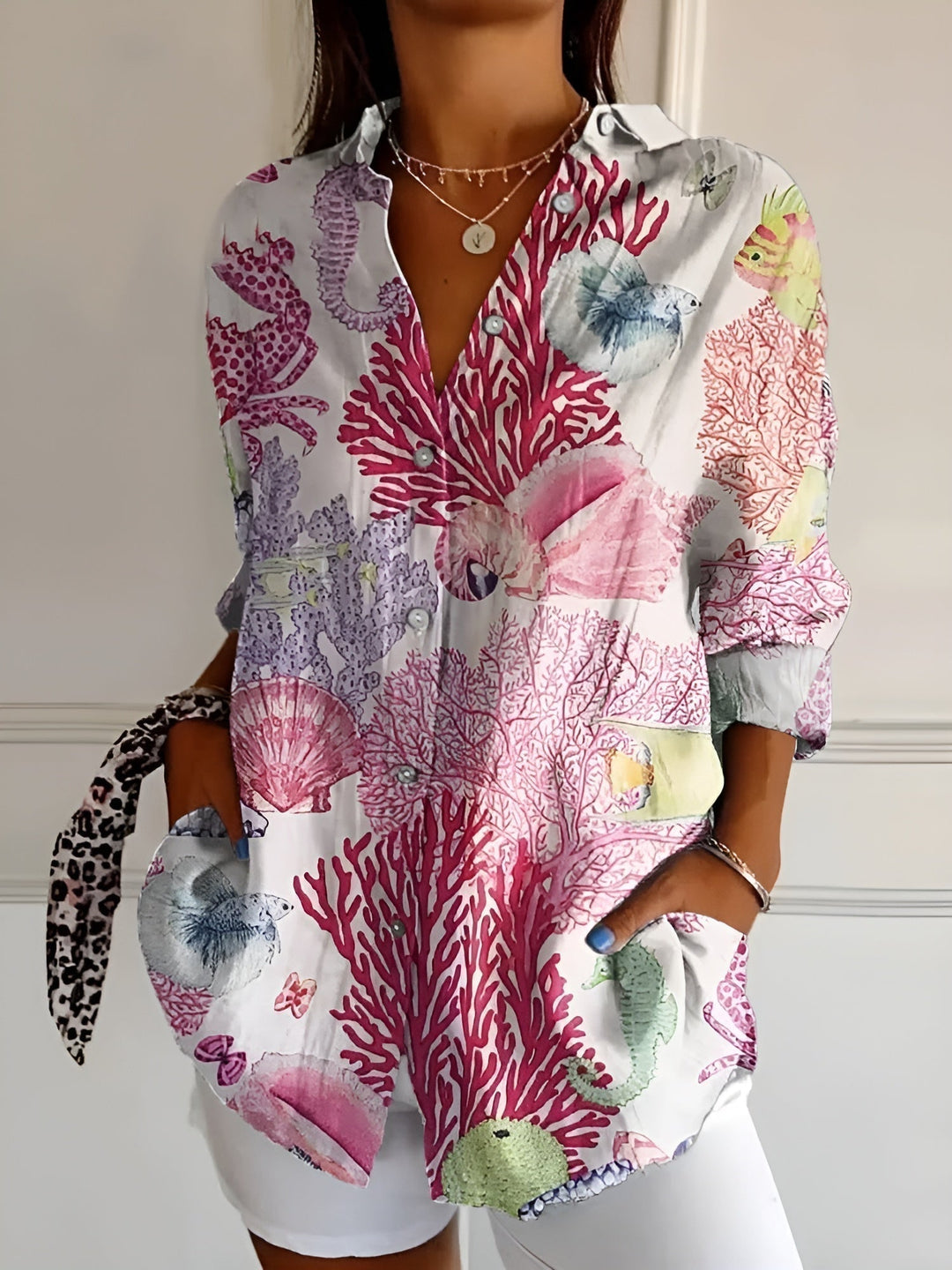 Blusa Floral Abotoada com Mangas Compridas e Corte Folgado